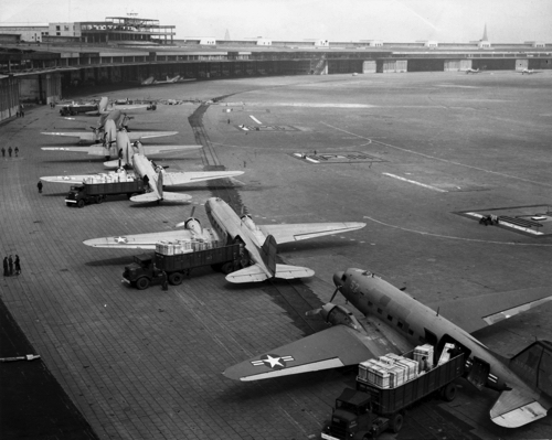 C-47s_at_Tempelhof_Airport_Berlin_1948.jpg