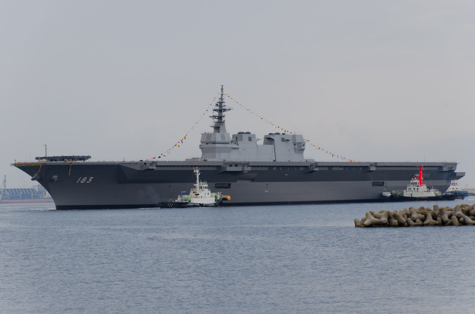 JS_Izumo_(DDH-183)_just_after_her_launch.jpg