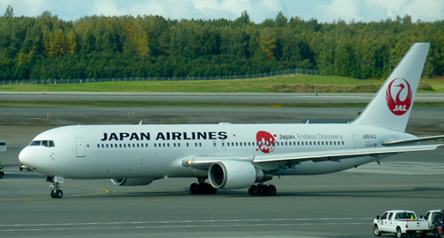 Japan_Airlines_767_taxiing_at_ANC_(6723114225).jpg