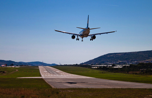 Lufthansa_Airbus_A319_landing_at_Split_Airport.jpg