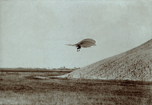 1280px-Otto_Lilienthal_gliding_experiment_ppmsca.02546.jpg