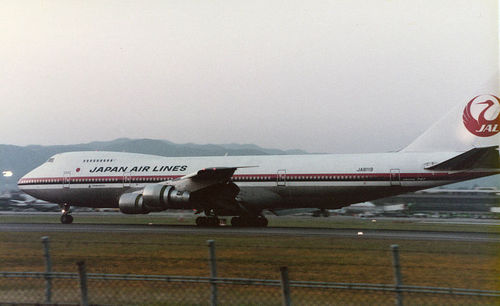 800px-JA8119_at_itami_airport_1982.jpg