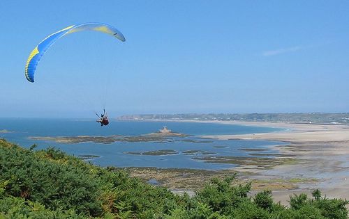 800px-Paragliding_St_Ouen's_Bay,_Jersey.jpg