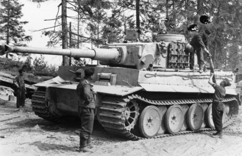 Bundesarchiv_Bild_101I-461-0213-34,_Russland,_Panzer_VI_(Tiger_I)_wird_aufmunitioniert.jpg