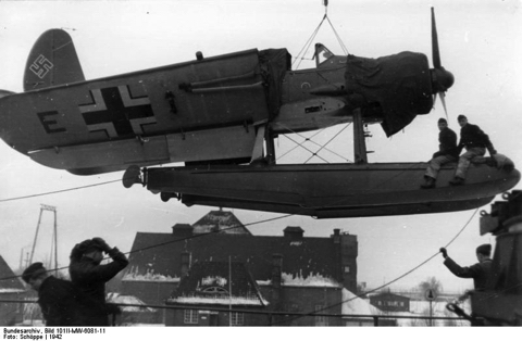 Bundesarchiv_Bild_101II-MW-6081-11,_Seeflugzeug_Arado_Ar_196 copy.jpg