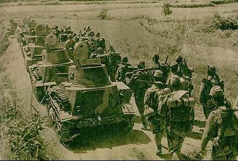 Japanese_tankettes_with_pioneer_troops_marching_towards_Wu-han,_near_Na-hsi.jpg